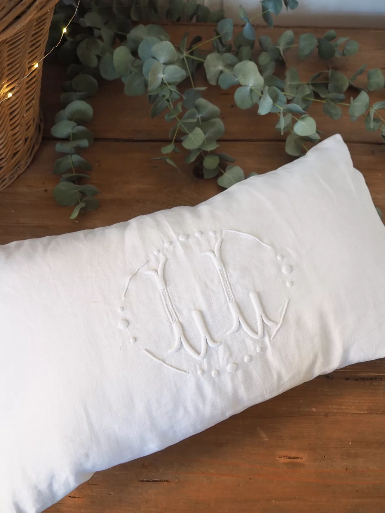 Coussin en coton ancien monogramme LL