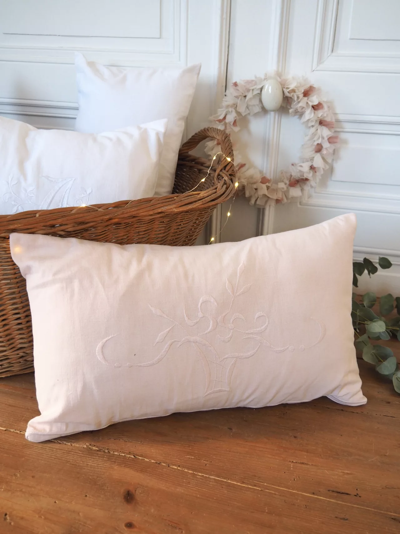 Coussin en coton ancien broderie panier fleuri