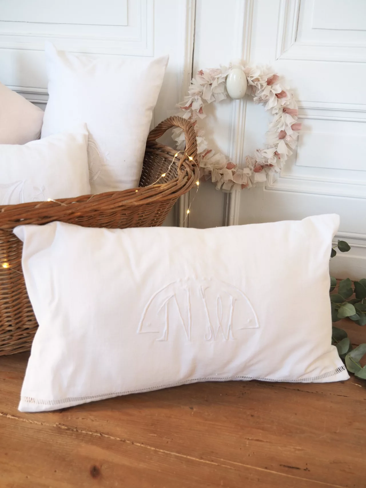 Coussin en coton ancien monogramme NW