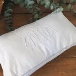 Coussin en coton ancien monogramme NW