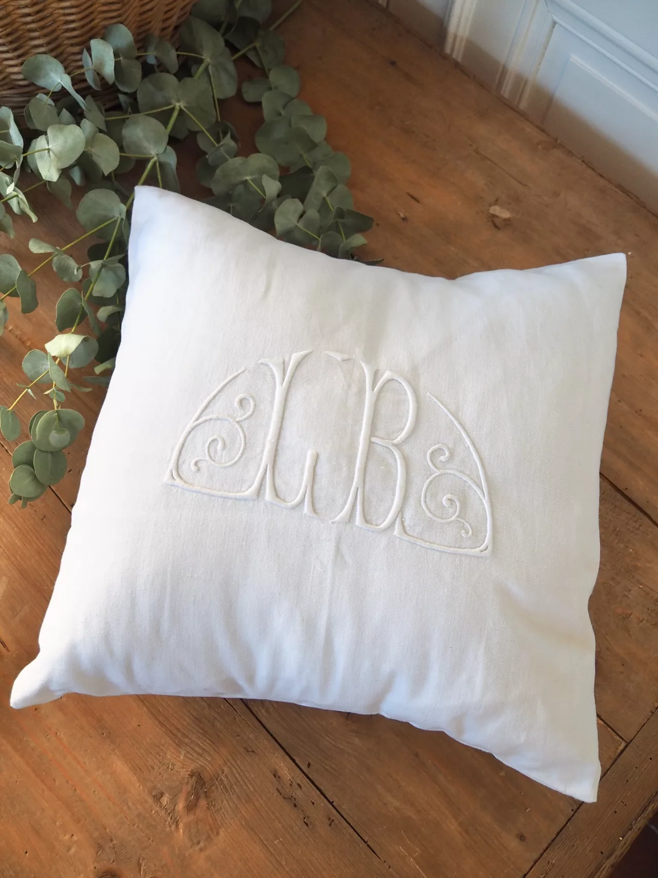 Coussin en coton ancien monogramme LB