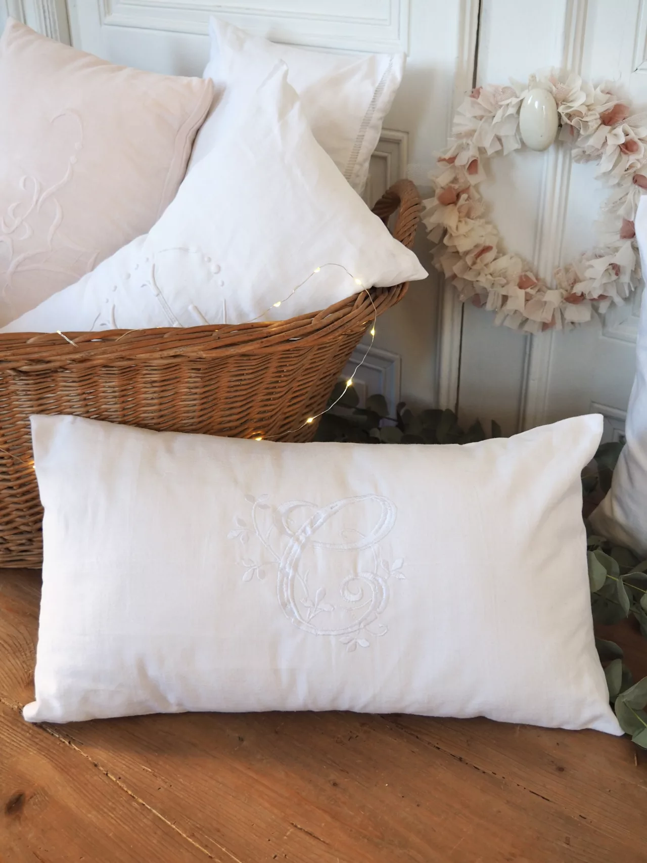 Coussin en coton ancien monogramme C