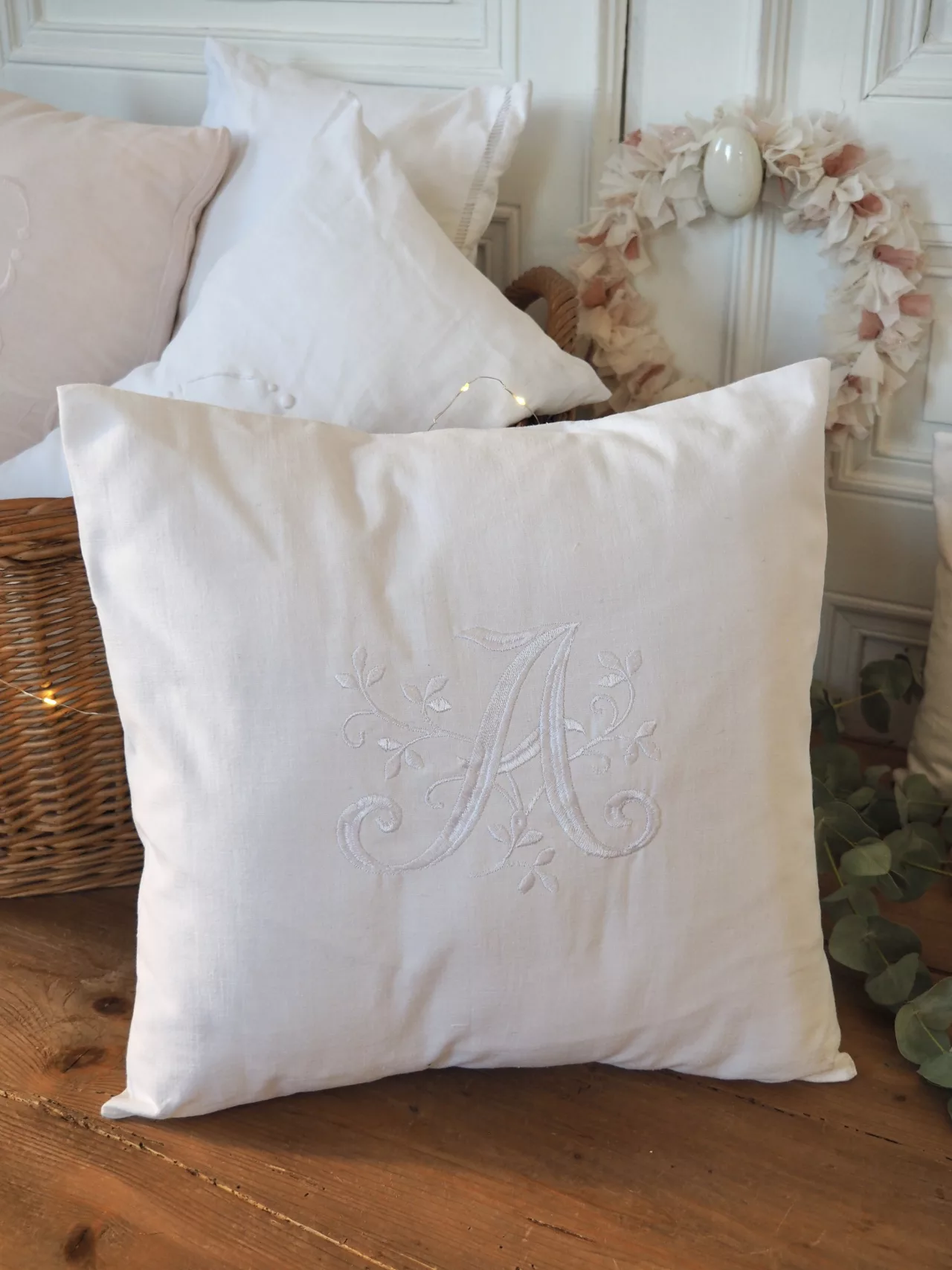 Coussin en coton ancien monogramme A
